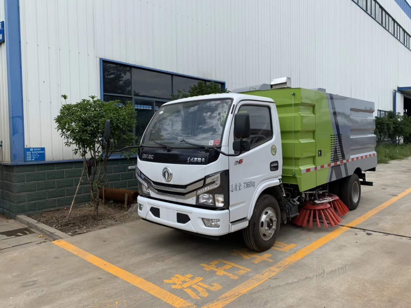 東風小多利卡6噸掃路車