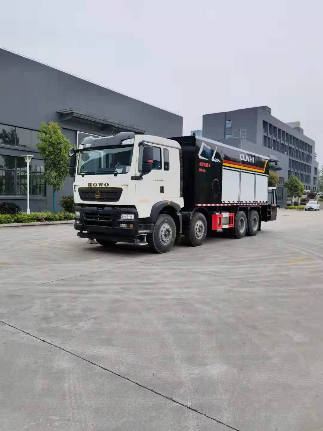 重汽前四后八豪沃稀漿封層車