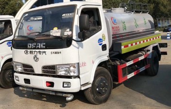 東風(fēng)小多利卡灑水車(5立方)