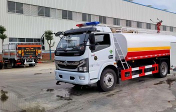 東風(fēng)多利卡8噸消防灑水車(chē)