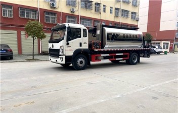 重汽13方噸智能型瀝青灑布車